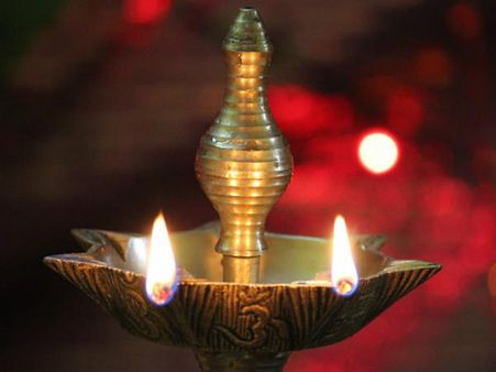दीपक जलाने से किस प्रकार के सकारात्मक प्रभाव पड़ते हैं घर पर