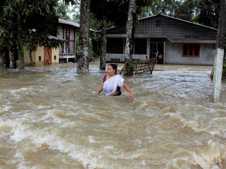 असम में बाढ़ से बिगड़े हालात, 3 लाख लोग प्रभावित, रेल ठप