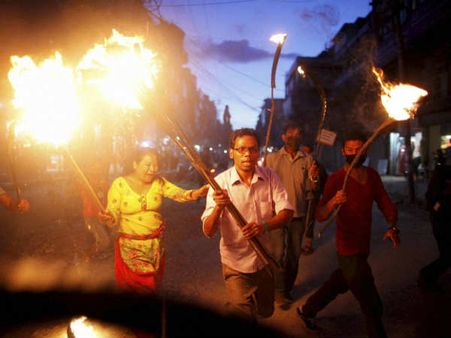 नेपाल में खून-खराबा, परेशान भारत