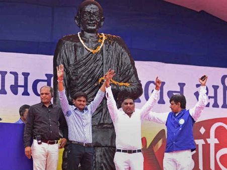 हिन्दी में हार्दिक पटेल के बोलने का मतलब समझिए