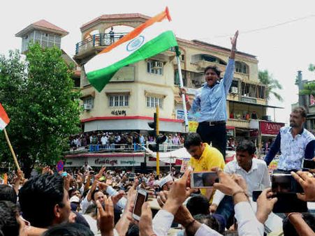 हार्दिक पटेल के आंदोलन को कौन देता ताकत