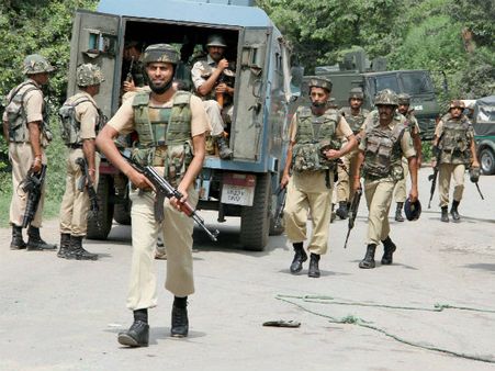 महिला के साथ सेक्स चैट करते पकड़े गए 3 आर्मी ऑफिसर, गुप्त सूचनाएं कर रहे थे लीक