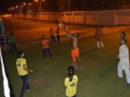 PICS: बाबा रामदेव ने खिलाड़ी बनकर बहाया पसीना