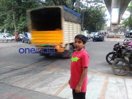 Really Inspiring: बेंगलुरु के ट्रैफिक को मैनेज करता 13 साल का बच्चा