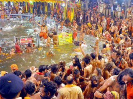 नासिक कुंभ के दूसरे शाही स्नान में लाखों श्रद्धालुओं ने लगाई डुबकी, देखें तस्वीरें