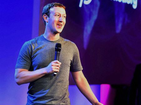 फेसबुक के नए लोगो और ब्‍लू डायनासोर से सजा जुकरबर्ग का वर्कस्‍टेशन