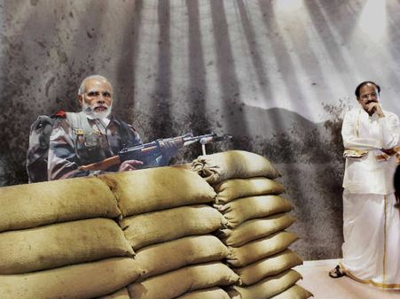 पीएम मोदी ने राजपथ जाकर 65 की जंग के फाइटर जेट के साथ खिचाईं फोटो