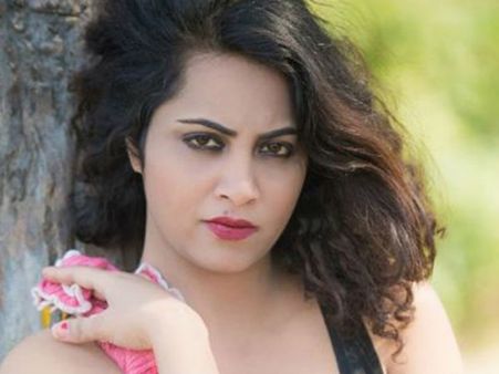 पिछला हिस्सा छूने पर अर्शी ने प्रोड्यूसर को जड़ दिया था चांटा!