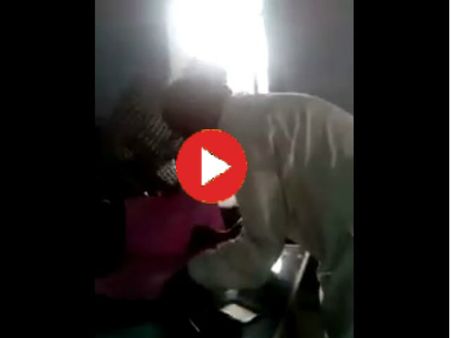 Video- यूपी में पंचायत चुनाव का खुले आम मजाक, सपा नेता लगा रहे फर्जी ठप्पा