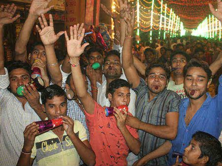 ये है इलाहाबाद का दशहरा मेला, जहां रात भर बजता है भोंपू लगते हैं ठुमके