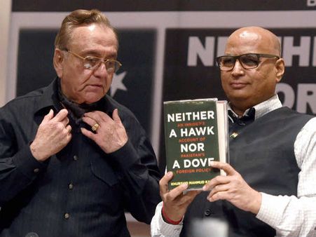 मिलिए कराची में जाकर कश्‍मीर पर पाक का पक्ष लेने वाले सुधींद्र कुलकर्णी से