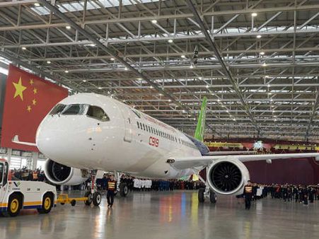 चीन ने पेश किया अपना सबसे बड़ा यात्री विमान, दुनिया हैरान