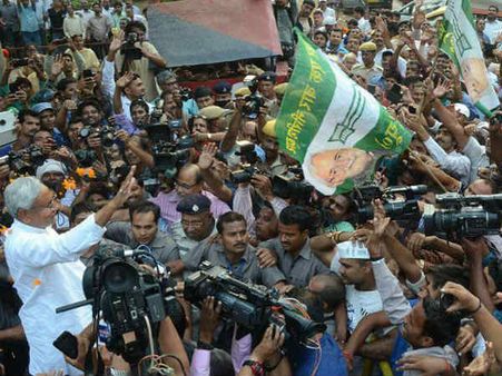 सरकार बनते ही गुंडागर्दी शुरु, JDU एमएलए के बॉडीगार्ड ने वकील को पीटा