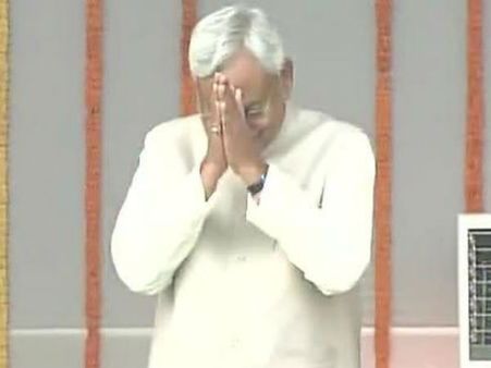 नीतीश कुमार ने ली सीएम पद की शपथ, लालू के दोनों बेटे तेजस्वी- तेज बने मंत्री