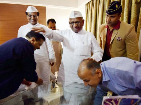 लालू-केजरी के गले मिलाप पर जानिए अन्ना ने क्या कहा?..