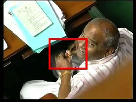 देखें वीडियो: तलब ऐसी कि विधानसभा में ही गुटखा फाड़ने लगे बीजेपी विधायक उमेश कट्टी