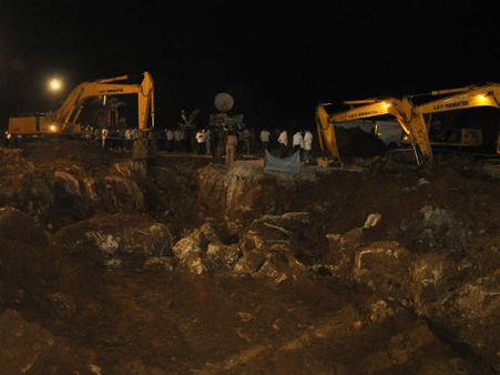 PICS: बोरवेल में जा गिरा बच्चा, पाइप से पहुंचायी जा रही ऑक्सीजन