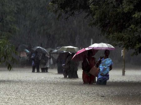 बारिश ने तमिलनाडु में मचाया हाहाकार, चेन्‍नई एयरपोर्ट पर फंसे 700 यात्री