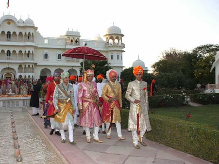 इनके ठाठ-बाट हैं शाही क्‍योंकि ये हैं यहां के राजकुमार!