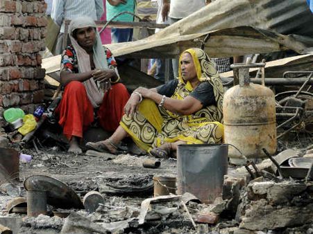 आधी रात में दिल्ली की 500 झुग्गियां उजड़ी, 6 महीने के बच्चे की मौत