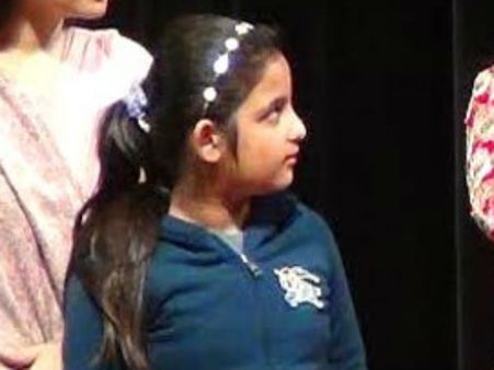 Video: सैफई महोत्सव में सीएम अखिलेश की बेटी ने गाया अंग्रेजी गाना