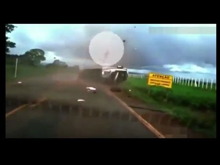 Video: हवा में कई बार पलटी पिकअप वैन, फिर भी बच गई जान