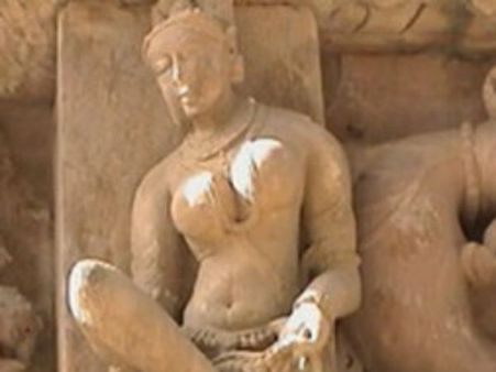 'असहिष्णुता के बाद अब बात अटकी खजुराहो की अश्लील मूर्तियों पर'