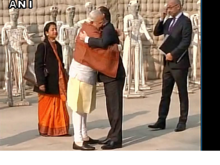 Pics: पीएम मोदी ने गले लगाकर किया अपने खास मेहमान होलांद का स्वागत