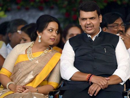 सीएम देवेंद्र फड़नवीस की पत्नी ने चुपके से मारी बॉलीवुड में एंट्री