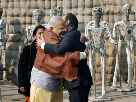 पीएम मोदी ने ओलांद को लगाया गले, तो अमेरिकी मीडिया ने उड़ाया मजाक