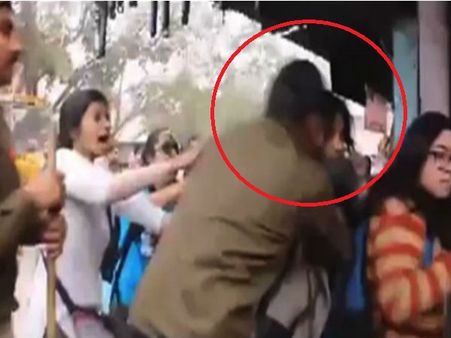 देखें वीडियो: बर्बरता की सीमा पार करते हुए दिल्ली पुलिस ने लिख दी जुल्म की नई इबारत