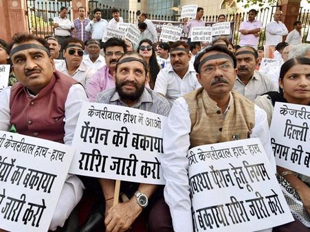 MCD की हड़ताल पर भाजपा का पोस्टर वॉर, 'आप' बेहाल 