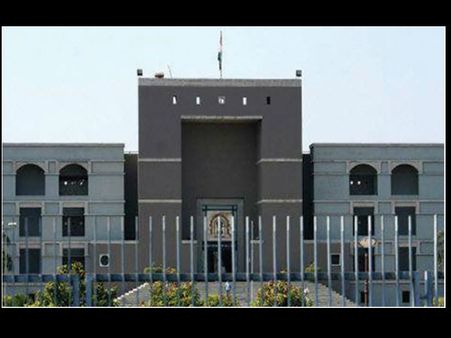 मर्दों का खुले में पेशाब करना अनैतिक पर महिलाओं का अपमान नहीं: कोर्ट