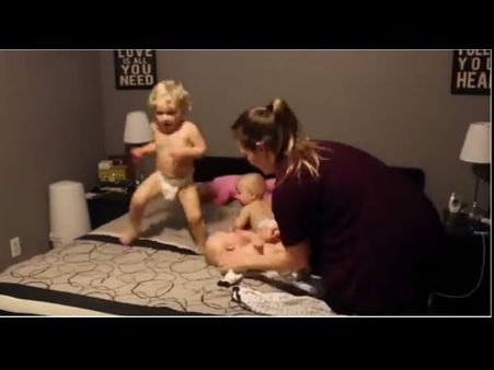 एक साथ 4 बच्चों को संभाल रही 'सुपर-मॉम' का वीडियो वायरल