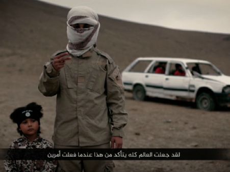 ISIS के 4 साल के 'जिहादी जूनियर' ने जासूसों को बम से उड़ाया, देखें नया वीडियो