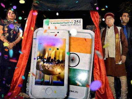 #Freedom251 बुकिंग बंद, कंपनी 25 लाख ही फोन देगी, भड़के लोग