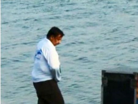 बेशर्म ADM साहब: गंगा-यमुना-सरस्‍वती संगम में किया पेशाब, फोटो वायरल