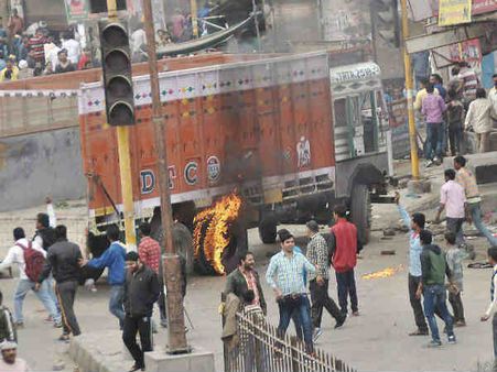दिल्ली पहुंची आंदोलन की आग, प्रदर्शकारियों ने रेलवे स्टेशन फूंका