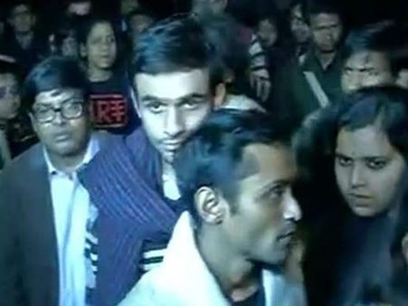 JNU विवाद: देशद्रोह के आरोपी उमर खालिद और अनिर्बान ने किया सरेंडर