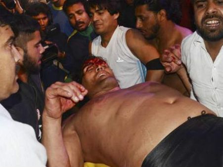 डेथ वारंट साइन कर चुके खली पर टूट पड़े रेसलर, लहूलुहान हालत में अस्पताल में भर्ती