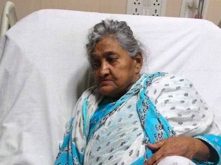 हमेशा के लिए छोड़कर चली गईं 'मां'