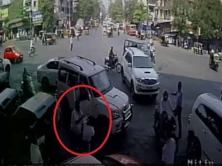 VIDEO: शिवसेना नेता की गुंडागर्दी, महिला ट्रैफिक पुलिस को थप्‍पड़ मार कर किया लहूलुहान
