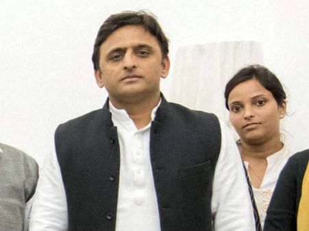 जानिए अखिलेश यादव की नाक क्यों है टेढ़ी?
