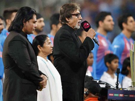 गलत राष्ट्रगान गाने पर अमिताभ बच्चन के खिलाफ FIR