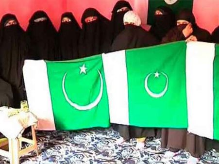 पाक दिवस पर श्रीनगर में पाकिस्‍तान के झंडे, क्‍या करेंगे पीएम मोदी