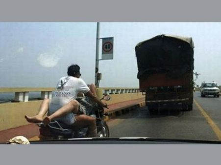 देर रात फुल स्पीड बाइक पर कपल करते रहे रोमांस, मामला दर्ज