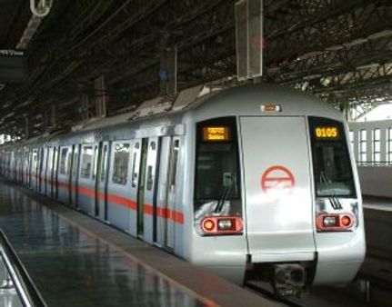 दिल्ली मेट्रो में लड़कियों का वीडियो वायरल,देखकर शर्म से भर जाएंगे आप