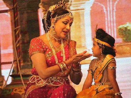 Pics: यशोदा मईया बनकर स्टेज पर आयीं हेमामालिनी, बतायी बृज की अहमियत