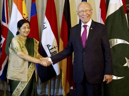 नाश्‍ते की टेबल पर हुई सुषमा और अजीज की मुलाकात