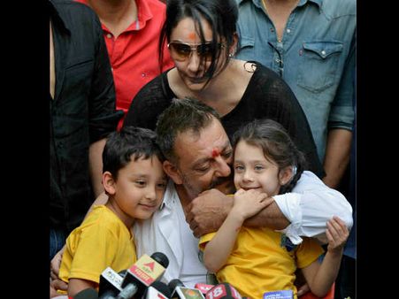 जेल में जो खाना मिलता था उसमें कीड़े होते थे, प्रोटीन के लिए खा लेता था: संजय दत्त